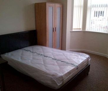 Top Floor Ensuite Room Near Coventry Train Station, CV1 - Photo 1