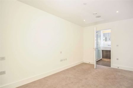 A fantastic apartment in London Square Putney with a private balcony and access to communal roof gardens. - Photo 3