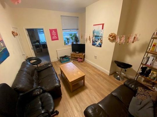 4 bedroom private hall to rent - Photo 1