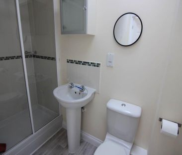 2 bedroom coach house to rent - Photo 2