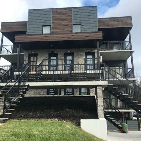 Superbe logement 4 1/2 à St-Nicolas, 1ier étage, climatisé, 2 STATIONNEMENTS EXTÉRIEURS INCLUS, LIBRE LE 1ier décembre 2025. - Photo 3