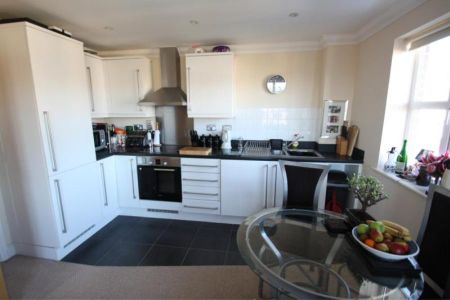 Tudor Court, Woking - 1 bedroomProperty for lettings - Seymours - Photo 2