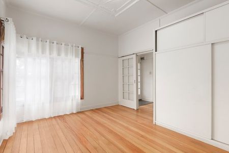 SIX MONTH LEASE AVAILABLE! TWO BEDROOM TOWNHOUSE WITH COURTYARD NEAR ELSTERNWICK PARK. - Photo 4