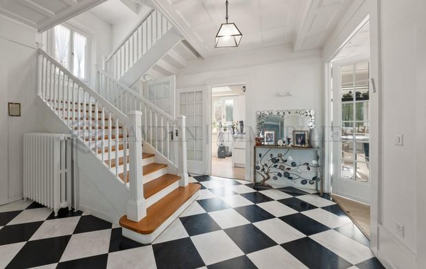 Beautiful detached villa with pool - Photo 1