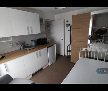 1 bedroom in a flat share to rent - Photo 1