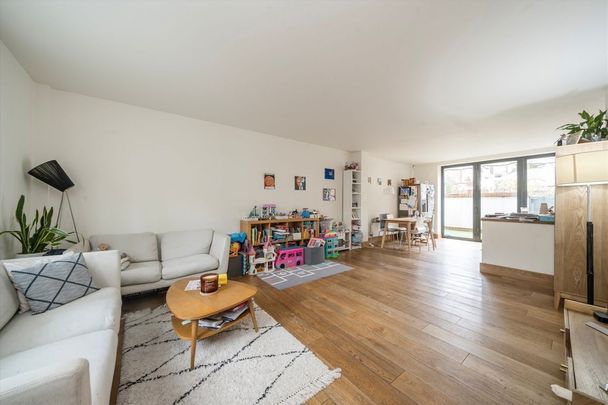 Upham Park Road, W4 1PG, London - Photo 1