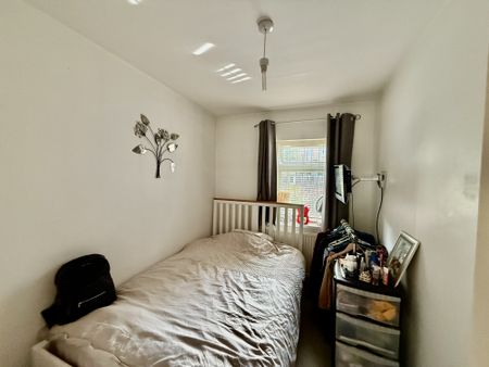 Fully furnished 2-bed ground floor apartment in Littleover Village, Derby. Includes en-suite, family bathroom, fitted kitchen & lounge. Close to Royal Derby Hospital, Littleover Community School & major transport links. Offered by Property Options Estate Agents. £750 PCM. - Photo 3