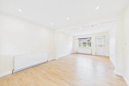 3 bedroom Bungalow in Northfield Road, Maidenhead - Photo 3
