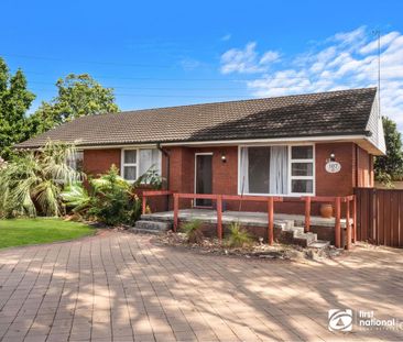 Spacious Family Home with a huge backyard! - Photo 4