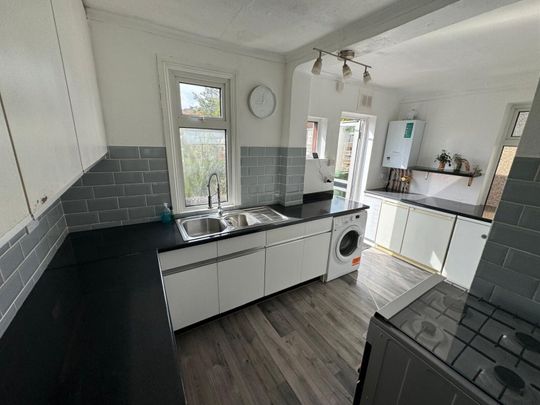 Woodstock Avenue, Romford, RM3 9NF - Photo 1