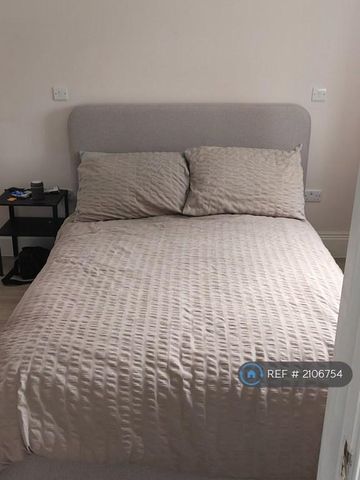 1 bedroom in a house share to rent - Photo 2