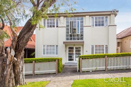 Spacious Two Bed Plus Sunroom Apartment - Photo 4