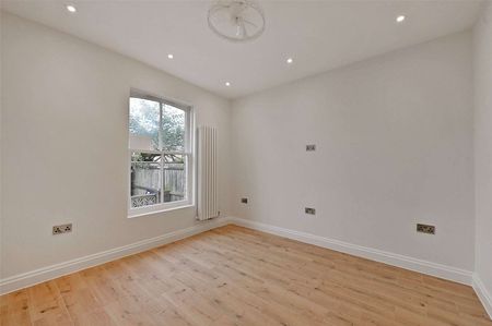 A newly refurbished and extended four bedroom home in the heart of Windsor Town. - Photo 4
