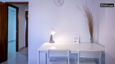Rooms for rent in 5-bedroom apartment in Torrefiel - Photo 4