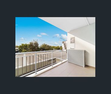 North Facing Sunny Aparment with Floorboards - Photo 2