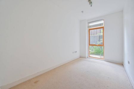 3 bedroom flat to rent - Photo 4