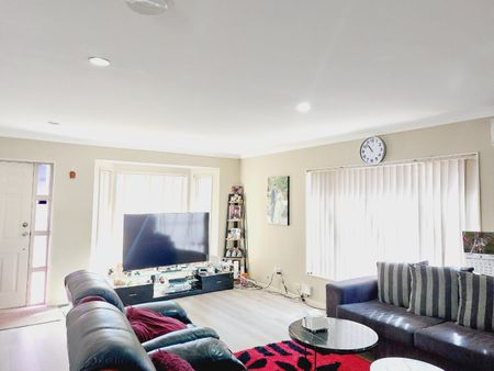 Spacious 3-Bedroom Home with Double Garage – Shirley Road - Photo 2