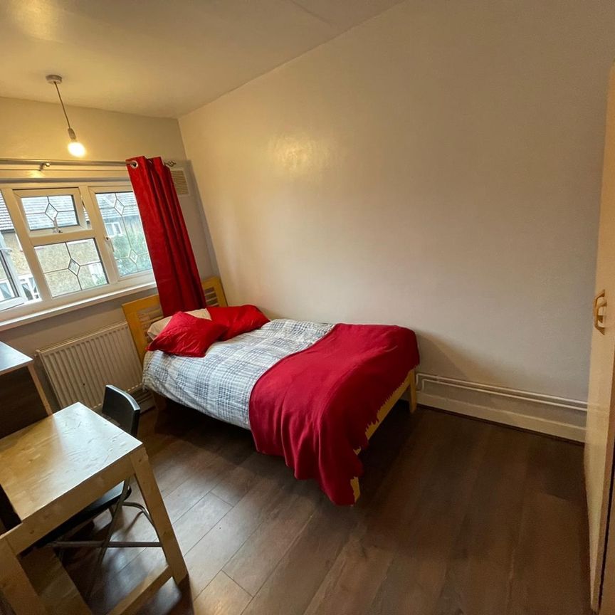 Room in a Shared House, Venue St, E14 - Photo 1