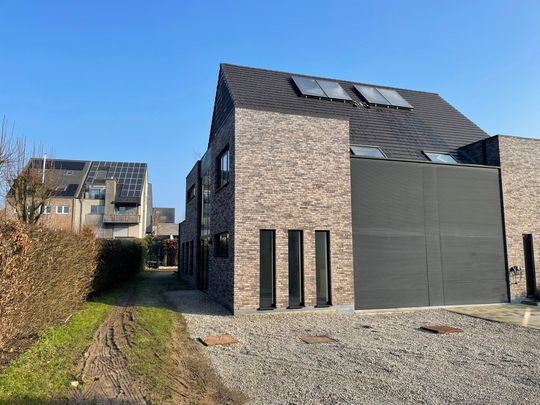 Zuinige nieuwbouwwoning met 3 slaapkamers en garage - Photo 1