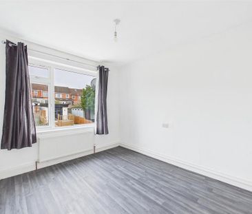 3 bedroom end of terrace house to rent - Photo 3