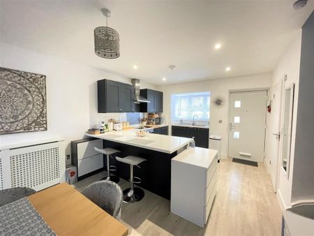 3 bedroom detached house to rent - Photo 4