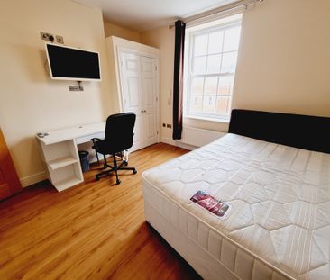 9 Bed Student Accommodation - Photo 2