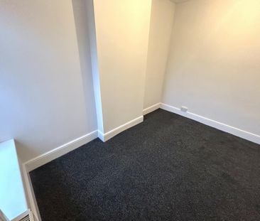 3 bedroom end of terrace house to rent - Photo 2