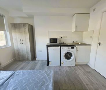 Room in a Shared House, North Circular Road, NW2 - Photo 2