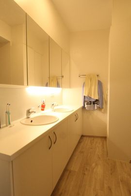 Lichtrijk duplex appartement in gerenoveerde burgerwoning - Photo 1