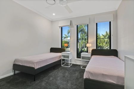 Spacious Poolside Family Home – Fully Furnished - Photo 5