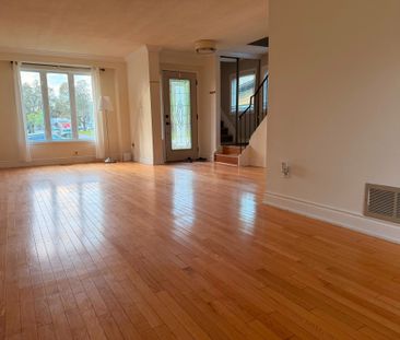 For Lease - 242 Browning Trail, Barrie, Ontario - Photo 2