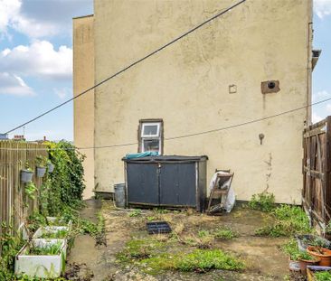 2 bedroom end of terrace house to rent - Photo 2