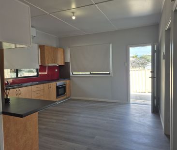 Fully Renovated 1-Bedroom Flat – Just 200m from the Beach! - Photo 4