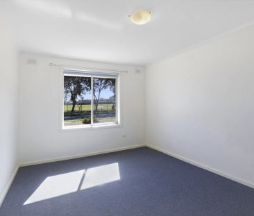 Three bedroom home in convenient beach locale - Photo 4