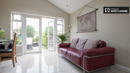 Attic room to rent in 5-bedroom house in Rathgar, Dublin - Photo 5