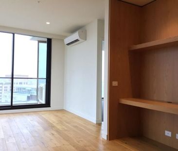 South Yarra Apartment | Panoramic Views & Luxury Living - Photo 1