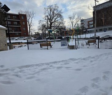 À louer 1400$ – 4 ½ au 2865 Place Darlington, Côte-des-Neiges - Photo 1