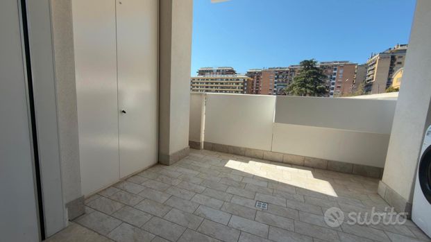 Monolocale con terrazzo e posto auto coperto - Photo 1