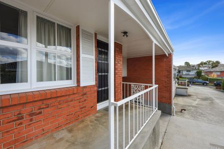 Fully Renovated Unit in Popular Newstead - Photo 3