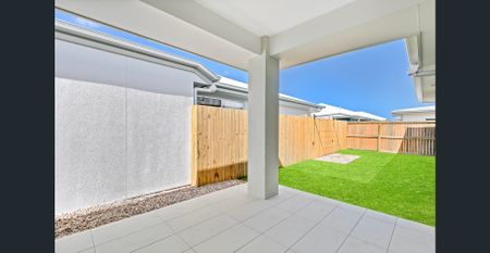 Modern, Spacious, 4 Bed + Media + Ducted Air Con - Photo 4