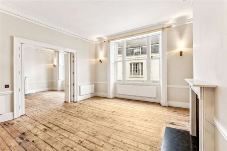 A beautiful two bedroom set (apartment) boasting a wealth of period features in this prestigious building. - Photo 5