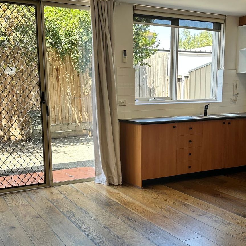 Beautifully Presented Ground Floor Apartment - Bonus Large Courtyard - Photo 1