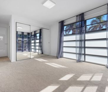 Spacious 3 Bed Townhouse with Courtyard and Secure Parking - Photo 2