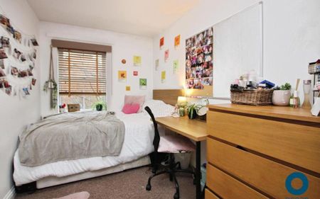 *** STUDENT HOUSE *** A large five bedroom house with two bathrooms. Offered on a furnished basis with bills included (gas, water, electric and internet) from June 2026. - Photo 3