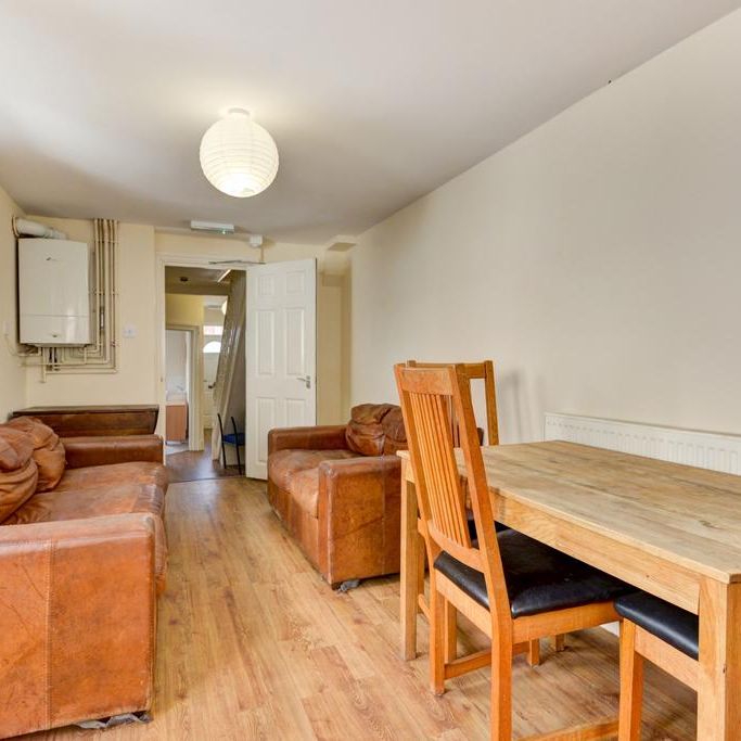 6 bedroom house to rent - Photo 1