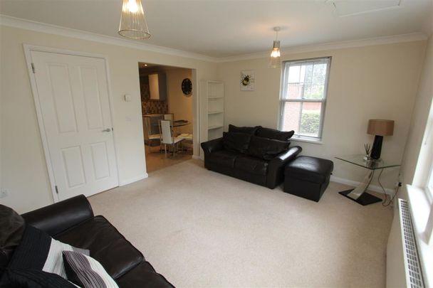 Castleton Court, Far Headingley, LS16 5JE - Photo 1