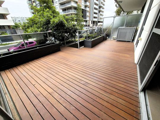 ***Arncliffe Luxury 1-Bed with Pool, Sauna, Study & Private Entertainer's Deck *** - Photo 1