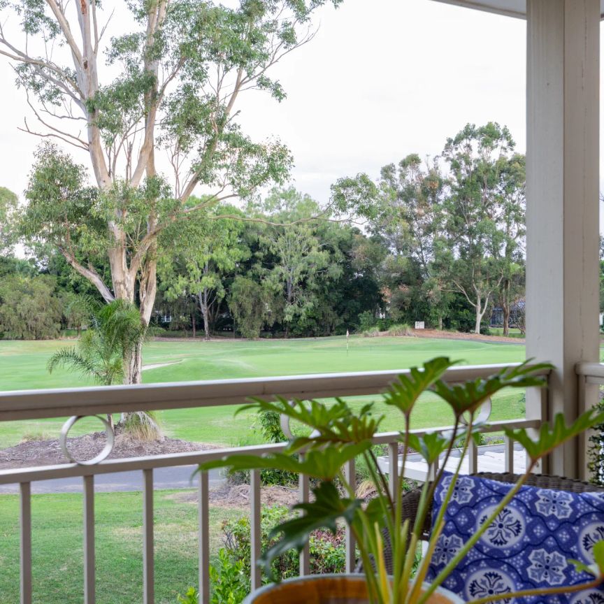 Elegant 3-Bedroom Townhouse Overlooking the Golf Course !! - Photo 1