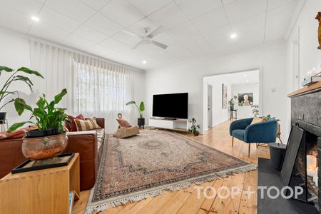 A home where nature and comfort coexist beautifully - 9 Month lease only - Photo 2