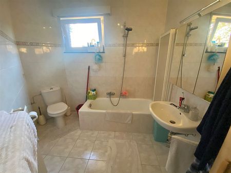 Ruim appartement met twee slaapkamers en terras - Photo 2